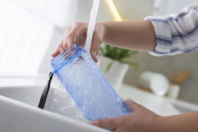 Ilustrasi mencuci tumbler